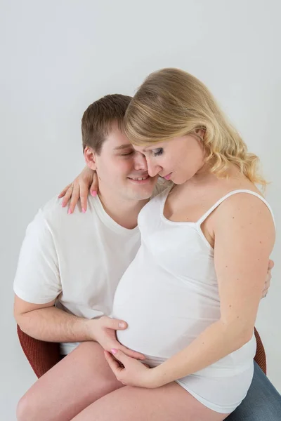 美丽的怀孕夫妇，在爱情上的背景. — 图库照片