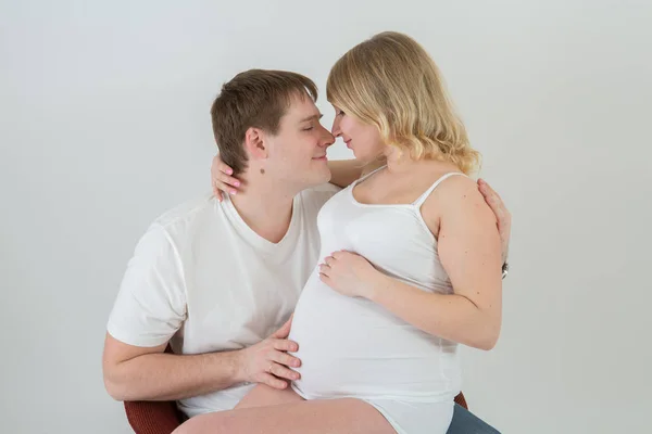 Hermosa pareja embarazada enamorada en el fondo . — Foto de Stock