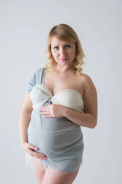 Joyeux enceinte jeune femme amoureuse sur le fond . — Photo