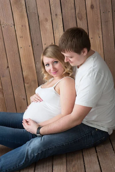 Beau couple enceinte amoureux sur le fond . — Photo