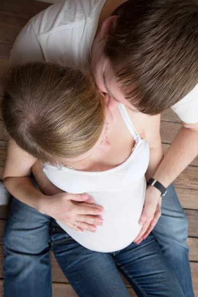 Beautiful pregnant couple in love on the background. — Stock Photo, Image