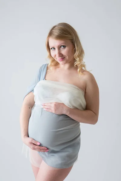 Gelukkig zwangere jonge vrouw verliefd op de achtergrond. — Stockfoto