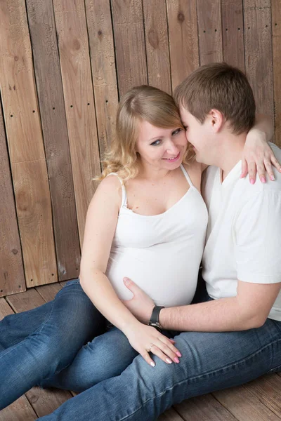 Mooie zwangere paar verliefd op de achtergrond. — Stockfoto