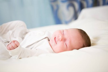 Kapalı bir sayfada kız mutlu yeni doğan bebek uyku.