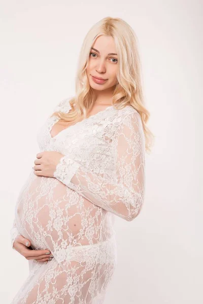 Glad gravid ung kvinna i kärlek på bakgrunden. — Stockfoto