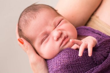 Menekşe uyuyan bebek kız bebek battaniyesi örgü.