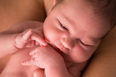 Mutlu sevimli bebek. Annelik kavramı.