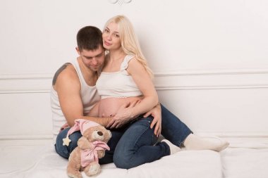 Arka planda aşık güzel hamile Çift.