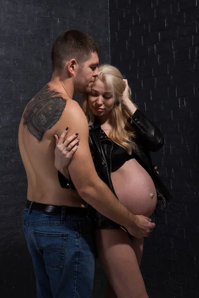 백그라운드에 사랑에 아름 다운 임신 부부. — 스톡 사진