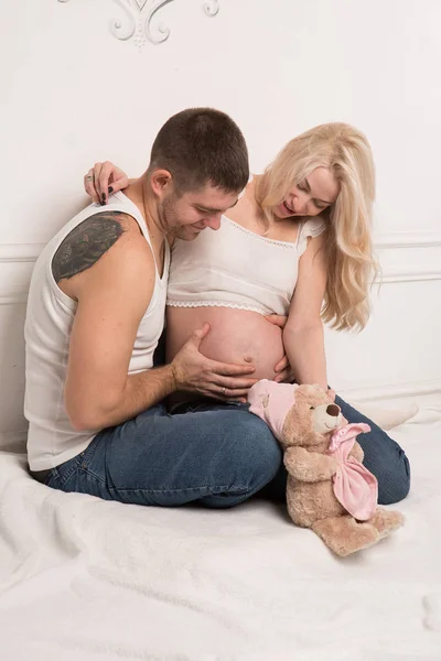 Beautiful pregnant couple in love on the background. — Stock Photo, Image