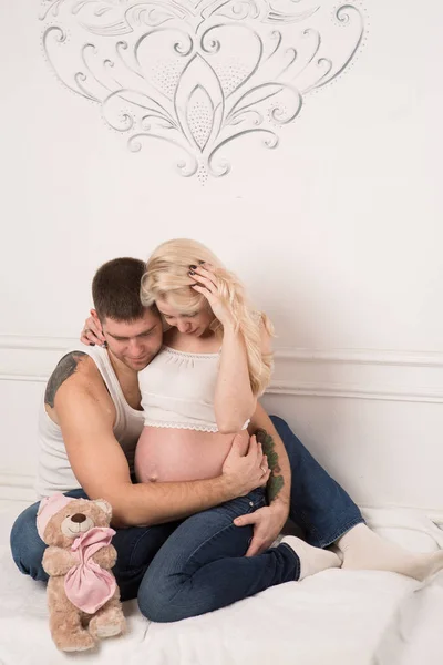 Casal grávida bonita no amor no fundo . — Fotografia de Stock