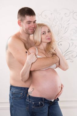 Arka planda aşık güzel hamile Çift.