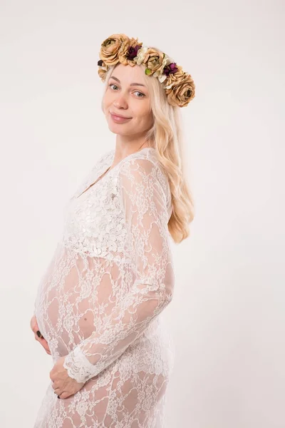 Gelukkig zwangere jonge vrouw verliefd op de achtergrond. — Stockfoto