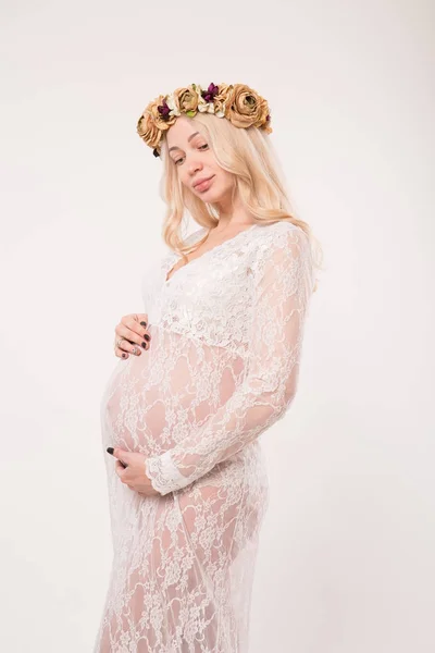 Szczęśliwy w ciąży młoda kobieta w miłości na tle. — Zdjęcie stockowe