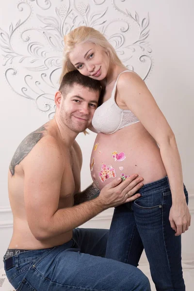 Beautiful pregnant couple in love on the background. — Stock Photo, Image