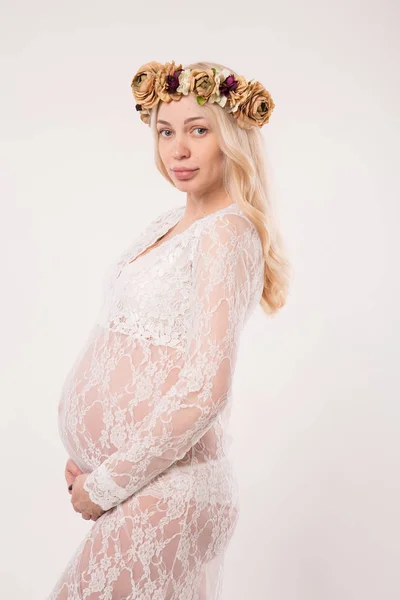 Boldog terhes fiatal nő, a szerelem, a háttérben. — Stock Fotó