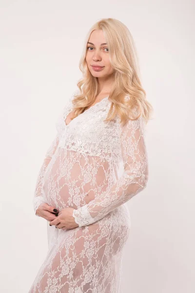 Glad gravid ung kvinna i kärlek på bakgrunden. — Stockfoto