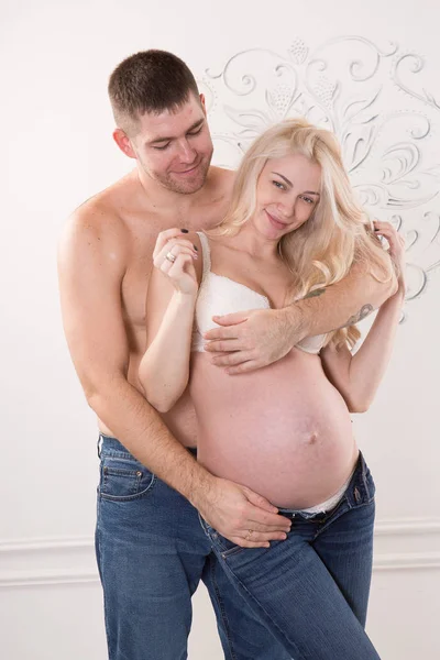 Beautiful pregnant couple in love on the background. — Stock Photo, Image