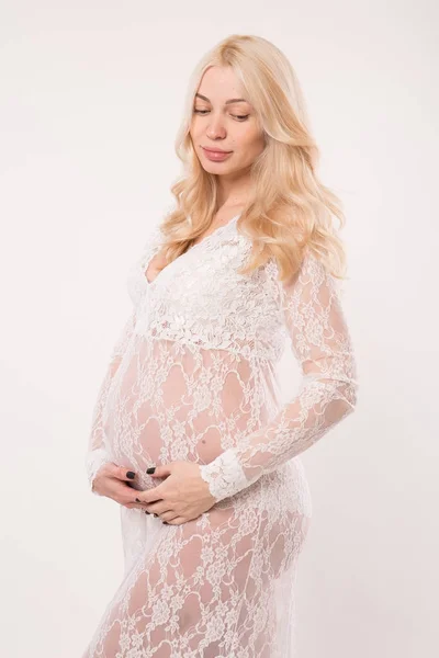 Glad gravid ung kvinna i kärlek på bakgrunden. — Stockfoto