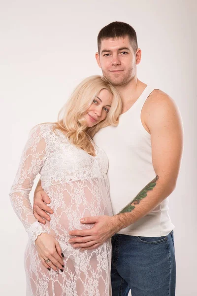 Arka planda aşık güzel hamile Çift.