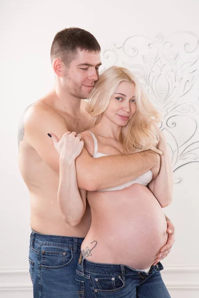 Красива вагітна пара закохана на фоні . — стокове фото