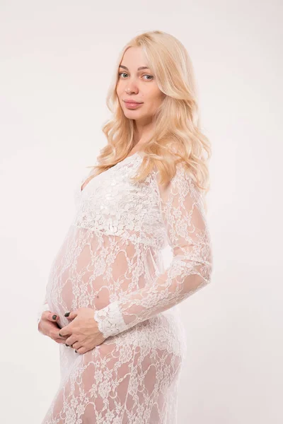 Glad gravid ung kvinna i kärlek på bakgrunden. — Stockfoto