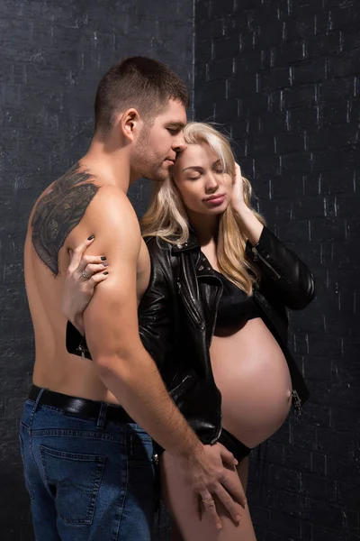 백그라운드에 사랑에 아름 다운 임신 부부. — 스톡 사진