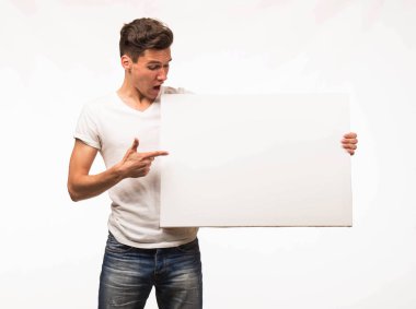 Genç sunu gösterilen, afiş üzerinde işaret eden adam şaşırttı.