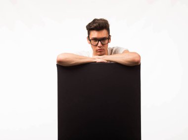 Sunu gösterilen, afiş üzerinde işaret kendine güvenen delikanlı.