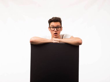 Genç sunu gösterilen, afiş üzerinde işaret eden adam şaşırttı.