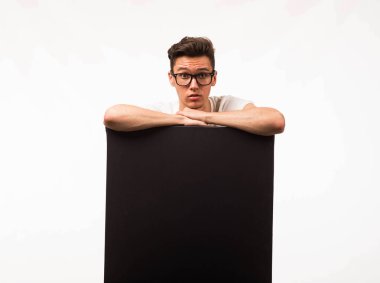 Genç sunu gösterilen, afiş üzerinde işaret eden adam şaşırttı.