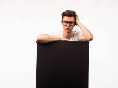 Sunu gösterilen, afiş üzerinde işaret sert delikanlı.