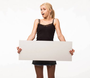 Sunu gösterilen, afiş üzerinde işaret eden kadın genç şaşırttı