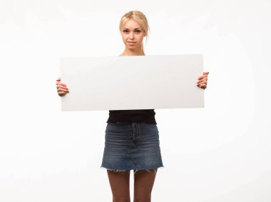 Sunu gösterilen, afiş üzerinde işaret eden genç kendine güvenen kadın