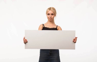 Sunu gösterilen, afiş üzerinde işaret eden genç kendine güvenen kadın