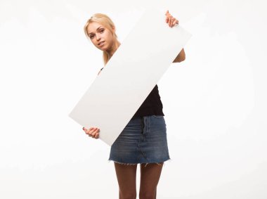 Sunu gösterilen, afiş üzerinde işaret eden genç kendine güvenen kadın