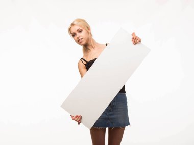 Sunu gösterilen, afiş üzerinde işaret eden genç kendine güvenen kadın