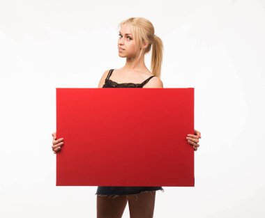 Sunu gösterilen, afiş üzerinde işaret eden genç kendine güvenen kadın