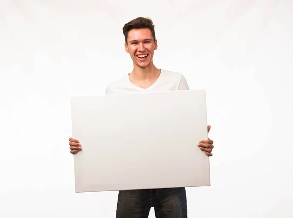 Glad ung visar presentationen, pekar på plakatet. — Stockfoto