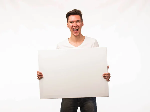 Молодий щасливий чоловік показує презентацію, вказуючи на плакат . — стокове фото