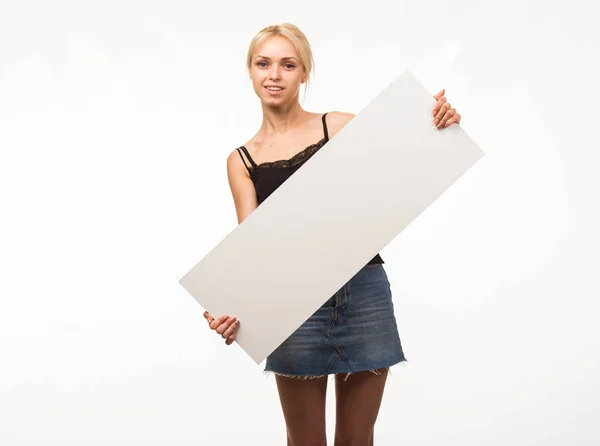 Joven mujer feliz mostrando la presentación, señalando en el cartel — Foto de Stock