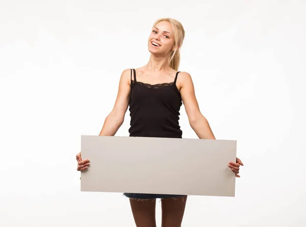 Joven mujer feliz mostrando la presentación, señalando en el cartel — Foto de Stock