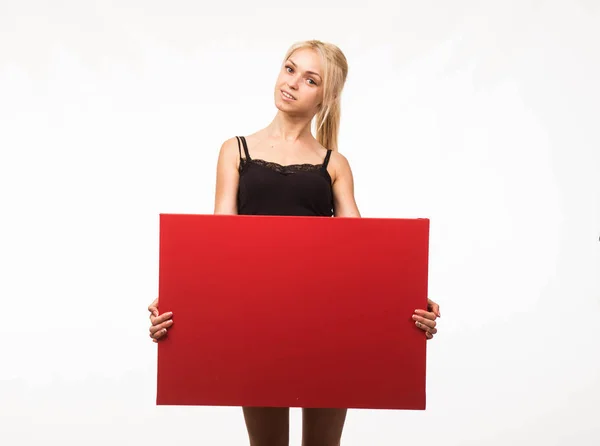 Joven mujer confiada mostrando la presentación, señalando en el cartel — Foto de Stock