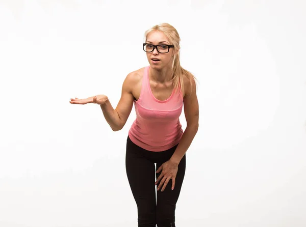 Joven mujer sorprendida mostrando por las manos . — Foto de Stock