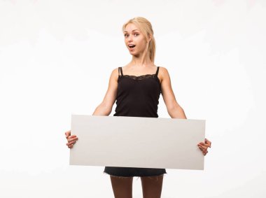 Sunu gösterilen, afiş üzerinde işaret eden kadın genç şaşırttı