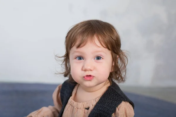 Liten glad tjej leker med leksak på golvet. — Stockfoto