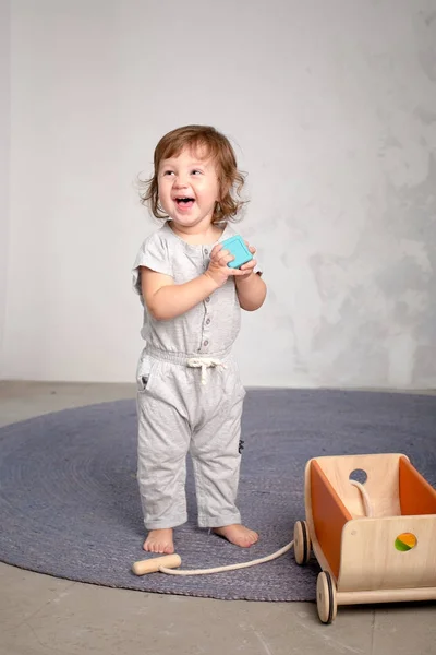 階におもちゃで遊んで幸せな少女. — ストック写真