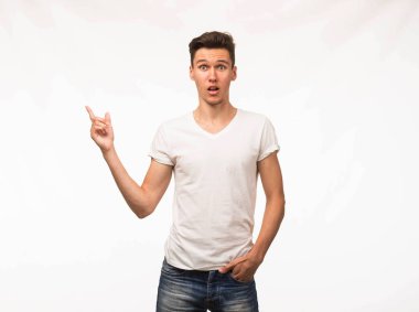 Eller tarafından gösterilen genç şaşırmış adam.