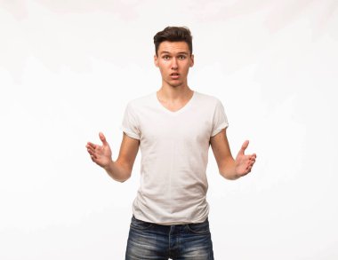 Eller tarafından gösterilen genç şaşırmış adam.