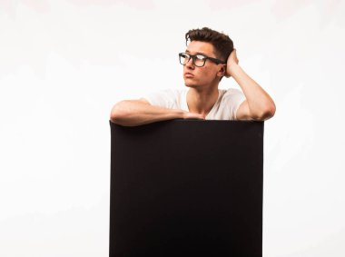 Sunu gösterilen, afiş üzerinde işaret dalgın delikanlı.